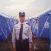 一颗不落地的雨滴