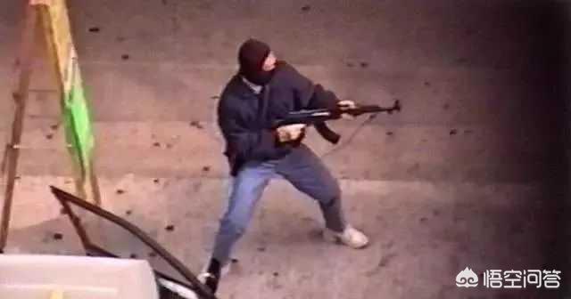 请问拍警匪枪战电影里匪徒使用火力很猛的枪都敌不过警察的一支手枪呢？